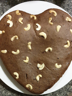 ஹாட் சேப் போர்பான் கேக்(heart shape bourbon cake recipe in tamil) செய்முறை முக்கிய புகைப்படம்