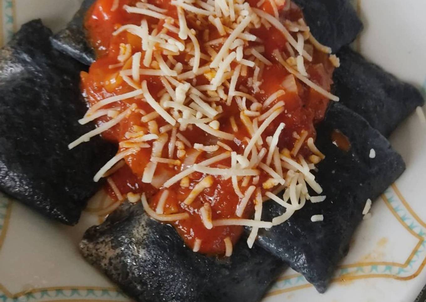 Ravioles de calabaza con masa de carbón activado (🌱) (vegano)