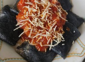 Una foto de Ravioles de calabaza con masa de carbón activado (🌱) (vegano)