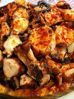 Una foto de Pulpo con cachelos 🐙🐙🐙