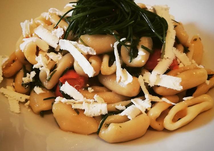 Cavatelli fatti in casa con agretti e pomodorini