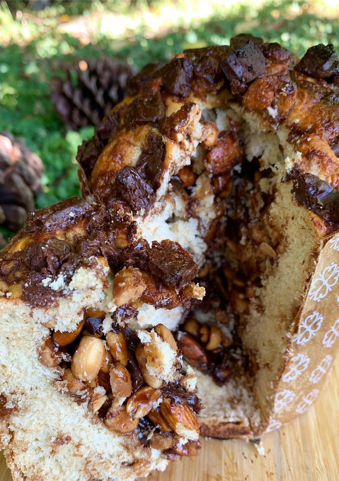 Una foto de Pan dulce con chocolate y frutos secos caramelizados