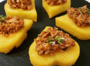 Foto di Cuori di polenta fritta e ragù di funghi pioppini