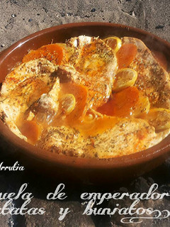 Una foto de Cazuela de emperador, con patatas y boniatos