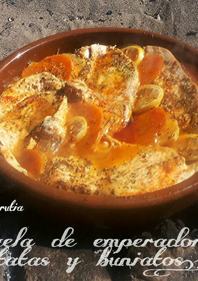 Una foto de Cazuela de emperador, con patatas y boniatos