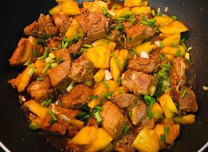 Hình của món Sườn non kho thơm.