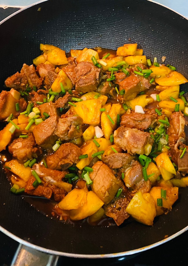 Hình của món Sườn non kho thơm.