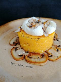 Una foto de Parmentier de calabaza con champiñones y huevo poché