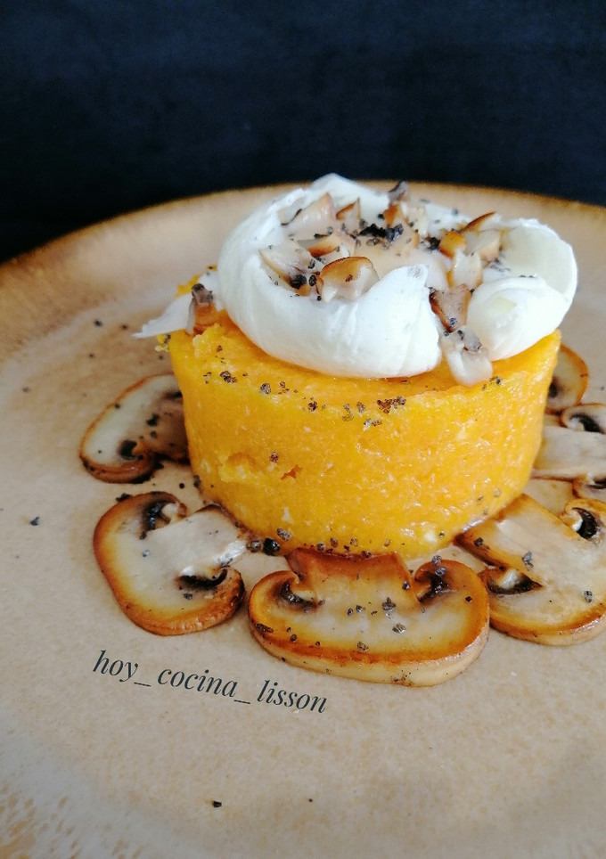 Una foto de Parmentier de calabaza con champiñones y huevo poché