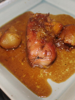 Una foto de Redondo de pollo con patatas y naranjas