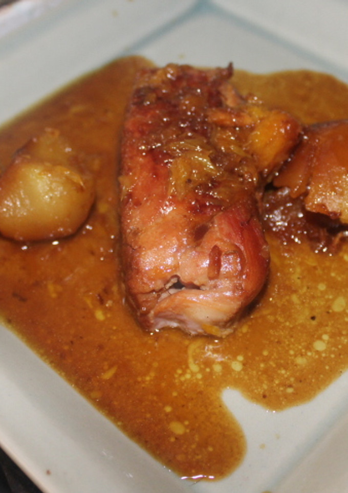 Una foto de Redondo de pollo con patatas y naranjas