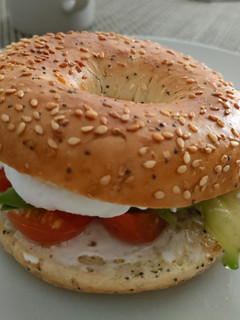 Una foto de Bagels de tomate, aguacate, crema de queso y huevo escalfado