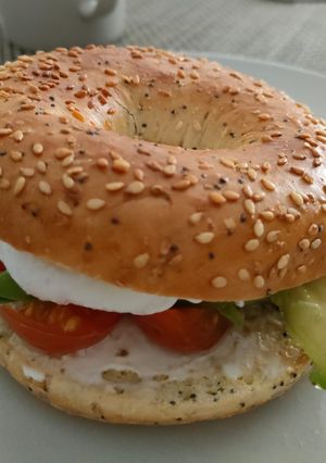 Foto principal de Bagels de tomate, aguacate, crema de queso y huevo escalfado