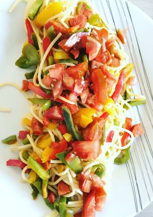 Une photo de Spaghettis aux Poivrons tricolores et Tomates