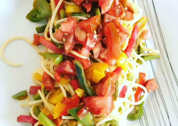 Comment Préparer Les Spaghettis aux Poivrons tricolores et Tomates