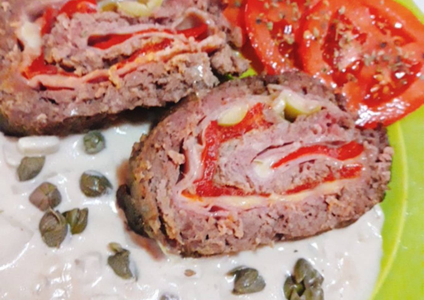 Arrollado de carne picada con salsa de alcaparras