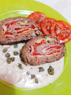 Una foto de Arrollado de carne picada con salsa de alcaparras