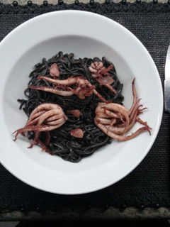 Una foto de Espaguetis negros con calamares al ajillo