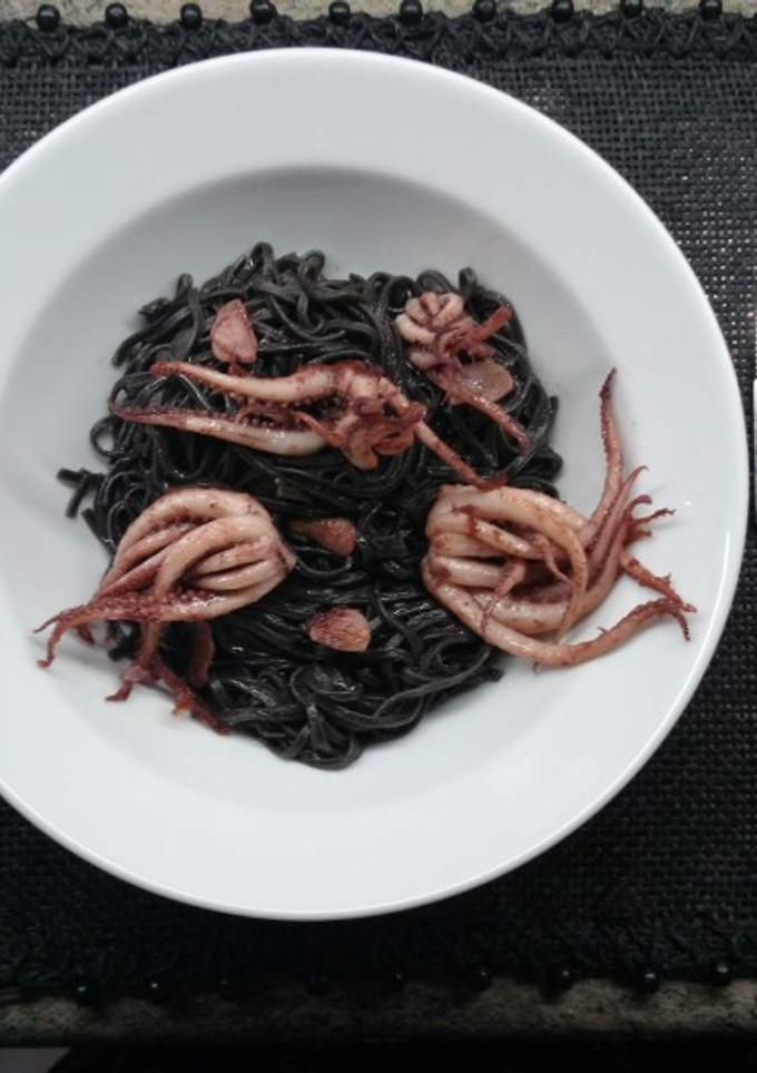 Una foto de Espaguetis negros con calamares al ajillo