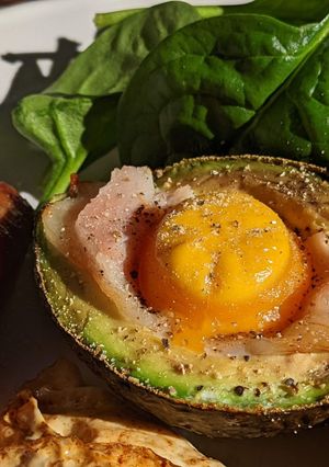 รูปของ อะโวคาโดอบกับไข่และเบคอน breakfast/brunch