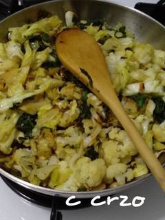 Una foto de Coliflor con verduras y patatas