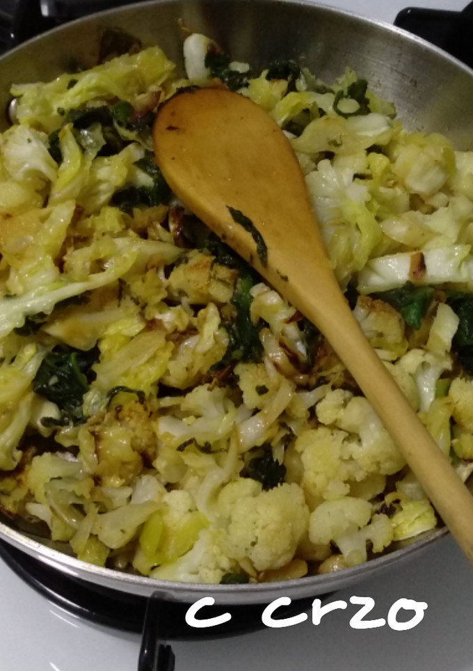 Una foto de Coliflor con verduras y patatas