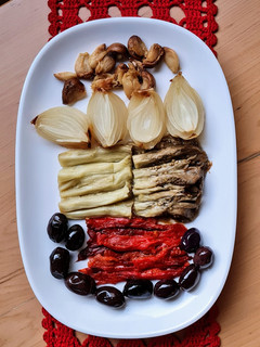Una foto de Escalivada: ensalada invernal mediterránea 🥗 de berenjena, pimiento morrón, cebolla y ajo