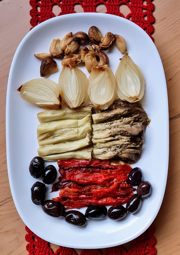 Una foto de Escalivada: ensalada invernal mediterránea 🥗 de berenjena, pimiento morrón, cebolla y ajo
