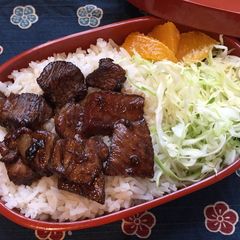 A picture of Beef Steak Bento Box ステーキ弁当, Gluten Free possible.