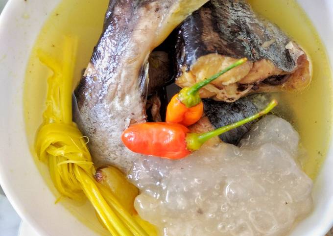 Ikan patih kuah kuning dan papeda