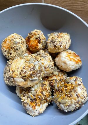 Una foto de Albóndigas de pollo rellenas de queso (receta saludable)