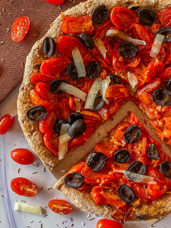 Una foto de "Pizza" de cherrys y aceitunas negras