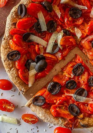 Una foto de "Pizza" de cherrys y aceitunas negras