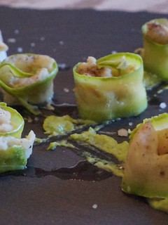 Una foto de Rollitos de merluza y calabacín al vapor con puré de guisantes