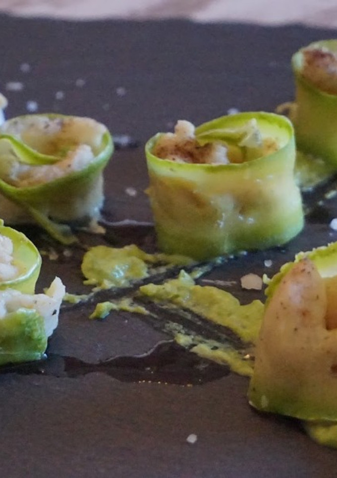 Una foto de Rollitos de merluza y calabacín al vapor con puré de guisantes
