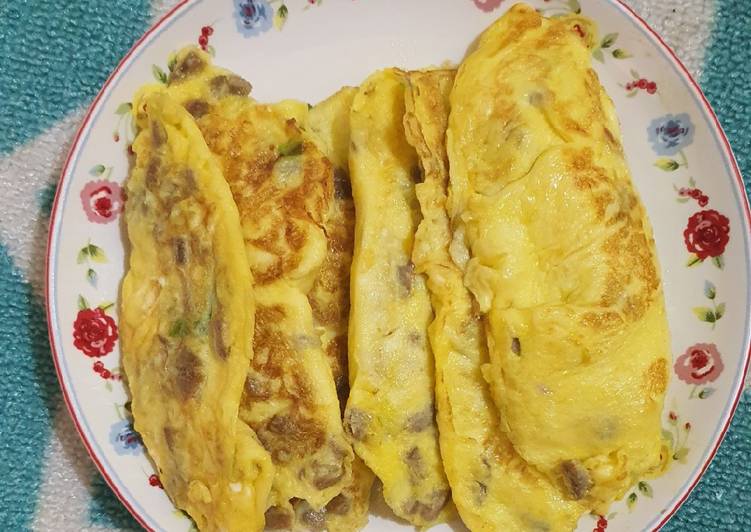 Langkah Mudah untuk Membuat Smoked beef omelet, Enak Banget