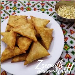 A picture of Cheese Loaded Samosas.