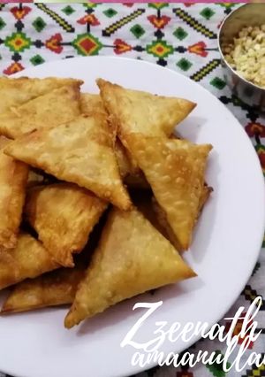 A picture of Cheese Loaded Samosas.