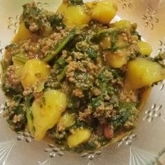 A picture of Aloo qeema palak.
