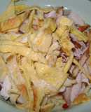 Arroz frío con omelette, pollo y verduras