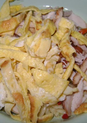 Una foto de Arroz frío con omelette, pollo y verduras