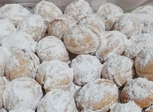 O poză a rețetei Nuci umplute cu crema de nuca, biscuiți și cacao.