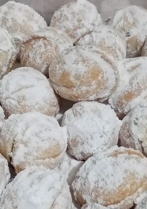 O poză a rețetei Nuci umplute cu crema de nuca, biscuiți și cacao.