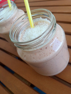Una foto de Batido de piña, mango y fresa con jengibre