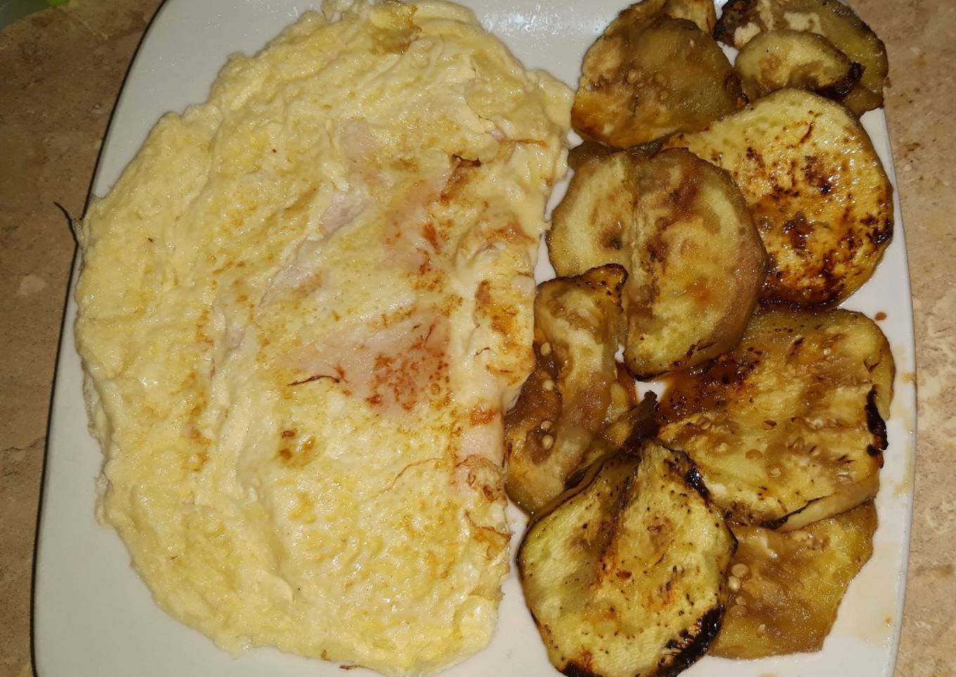 Tortilla con queso fresco y pavo acompañada de berenjena con miel