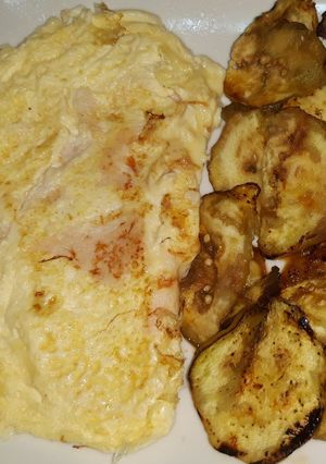 Foto principal de Tortilla con queso fresco y pavo acompañada de berenjena con miel