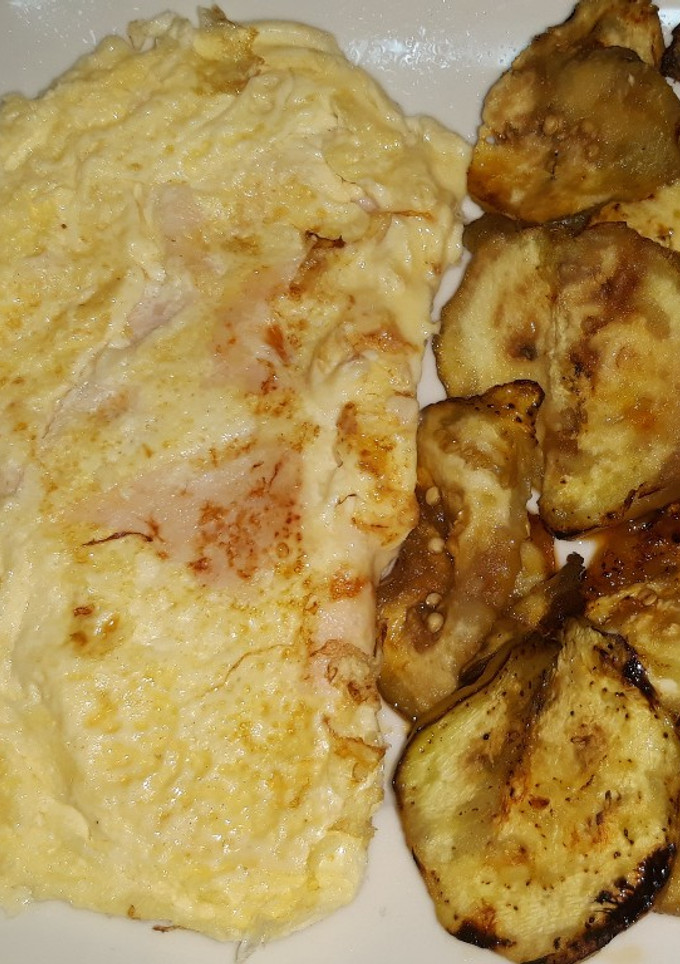 Una foto de Tortilla con queso fresco y pavo acompañada de berenjena con miel