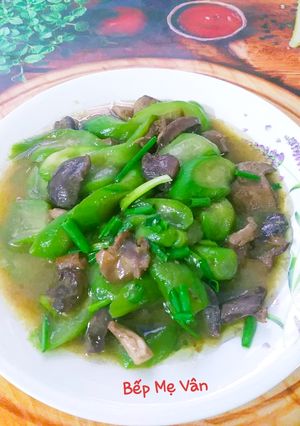 Hình của món Lòng vịt xào mướp.