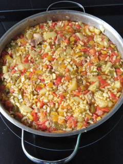 Una foto de Paella multicolor de pavo