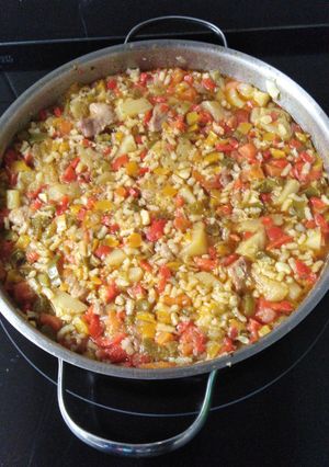Una foto de Paella multicolor de pavo